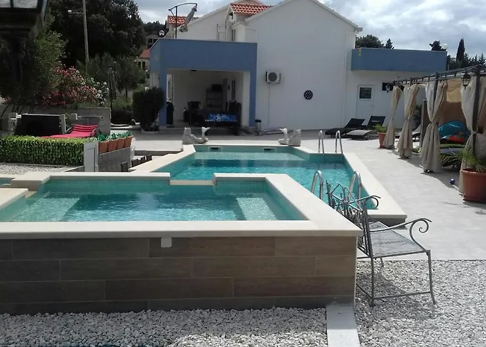 Tamara,3 Heated Pools, Entire For Sole Use וילה